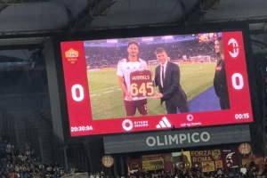 今夏挂靴！胡梅尔斯获赠俱乐部生涯645场比赛纪念球衣