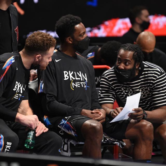 yl23455永利最新网址-雄鹿连扳两场大胜篮网 欧文伤退死神独木难支